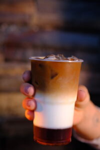 Latte com mão
